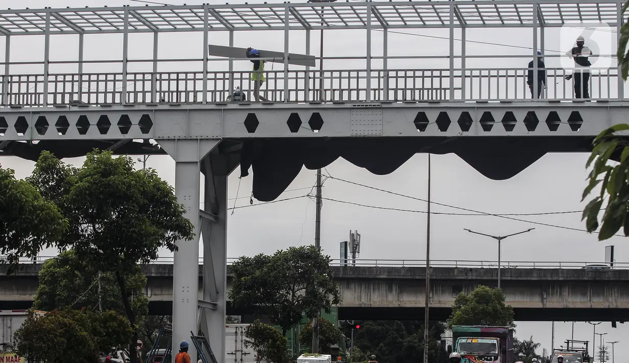 Suasana pembangunan JPO RPTRA Kalijodo di Jalan Pangeran Tubagus Angke, Kawasan RPTRA Kalijodo, Tambora, Jakarta Barat, Selasa (30/11/2021). JPO tersebut akan menjadi penghubung RPTRA Kalijodo dengan Masjid Al-Mubarokah, Kalijodo yang lokasinya berseberangan. (Liputan6.com/Johan Tallo)