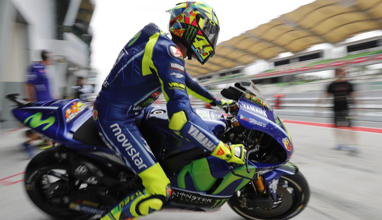 Pebalap Movistar Yamaha, Valentino Rossi, memacu motornya saat sesi latihan kedua jelang GP Malaysia di Sirkuit Sepang, Jumat (27/10/2017). Pada sesi ini pebalap Italia itu berada pada posisi keenam dengan waktu 13,071 detik. (AFP/Vincent Thian)
