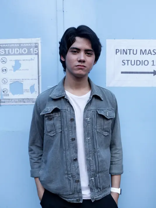 "Iya, sinetron lagi istirahat dulu. Banyak di musik aja dulu, pokoknya tahun ini mau terkonsep secara baik pokoknya," ujar Aliando Syarief ditemui di kawasan Tendean, Jakarta Selatan, Rabu (27/1/2016). (Andy Masela/Bintang.com)