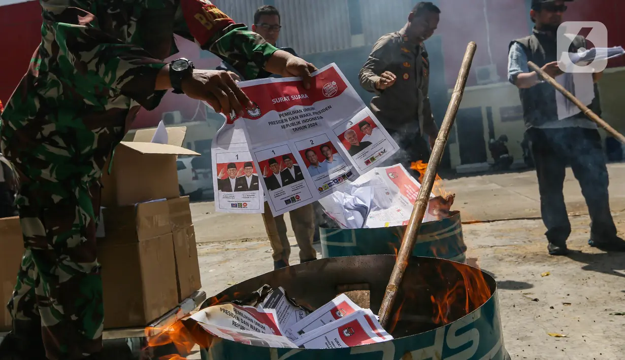 Pemusnahan dengan cara di bakar tersebut untuk mencegah penyalahgunaan dalam Pemilu 2024. (Liputan6.com/Angga Yuniar)