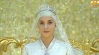 Anisha Rosnah mengenakan tiara pinjaman dari kakak ipar di acara Majlis Istiadat Bersanding Pengantin Diraja, 14 Januari 2024. (dok. Screenshoot Youtube RTB News)