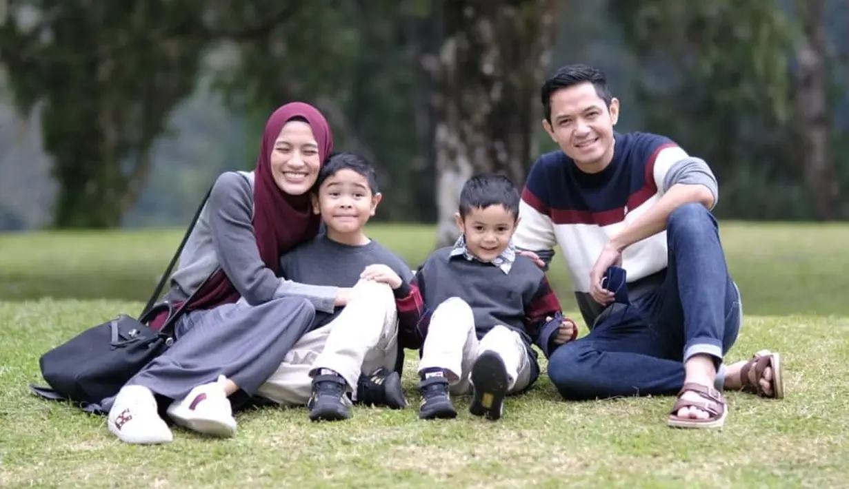 Tak lain dan tak bukan, Alyssa Soebandono yang menjadi fashion stylish keluarga kecilnya. Artis berusia 30 tahun ini memang selalu pandai memadu padankan pakaian yang dikenakannya. Tak heran jika keluarga kecilnya selalu tampil stylish dengan OOTD yang menarik. (Liputan6.com/IG/@ichasoebandono)