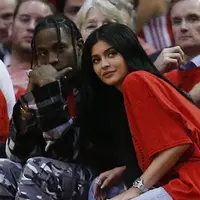 Keinginan untuk menjadi seorang ibu sudah ada di benak Kylie Jenner sejak lama, dan tak lama lagi sepertinya akan terwujud. Kylie yang baru berpacaran dengan Travis Scott selama lima bulan pun kini tengah mengandung. (AFP/Bob Levey)