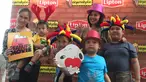 Pengunjung melakukan foto bersama jelang nobar Peanut Snoopy di Blitz Megaplex, Jakarta, Sabtu (12/12/2015). Nonton bareng tersebut diselenggarakan oleh Cinemaholic Liputan6.com bekerjasama dengan Lipton. (Liputan6.com/Angga Yuniar)