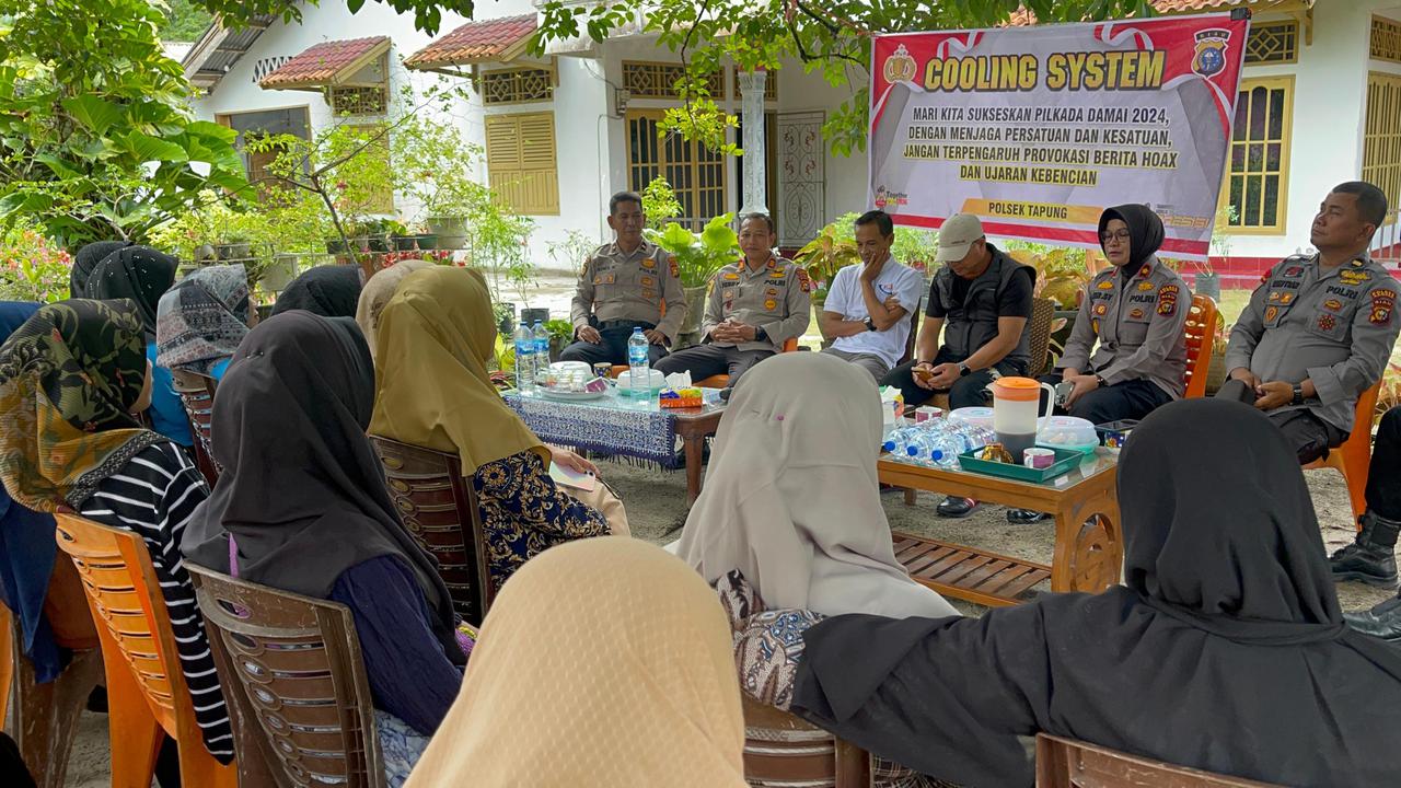Kapolsek Tapung dan jajaran sosialisasikan Pilkada damai dan mengajak warga datang ke TPS.