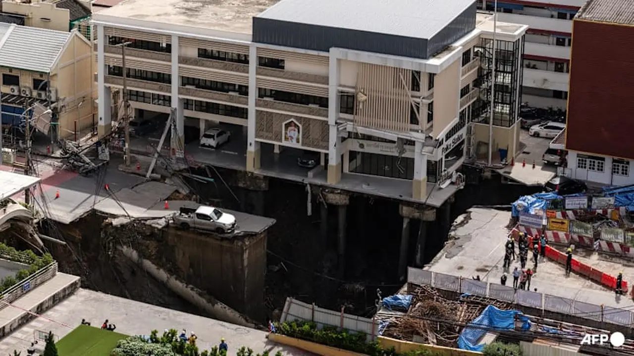 Tampak dari atas, jalan jebol hingga membentuk lubang besar di dekat sebuah rumah sakit di Bangkok, Rabu (24/9/2025).