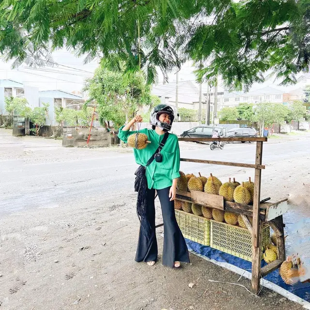 6 Gaya Berhijab Ayudia Bing Slamet yang Kasual, Cocok Untuk Jadi Busana Nongkrong di Bulan Ramadan