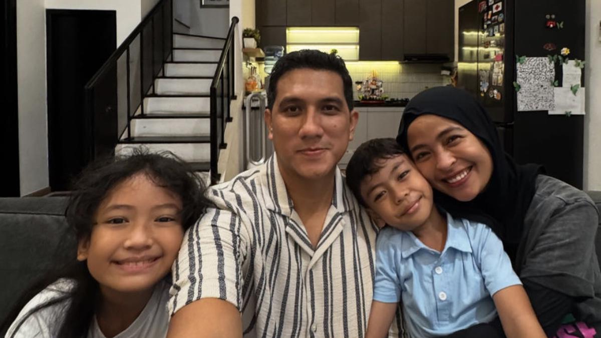 7 Potret Ruang Keluarga Rumah Tantri Kotak dan Arda yang Terhubung dengan Dapur