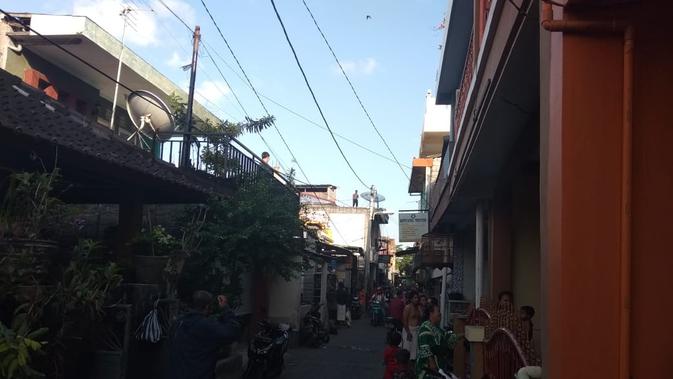 Bali diguncang gempa, warga di Dusun Wanasari, Jalan Ahmad Yani Selatan Denpasar berhamburan. (Liputan6.com/Dewi Divianta)