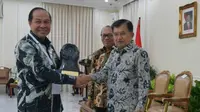 Wali Kota Bitung Maximiliaan Jonas Lomban menerima Anugerah Paritrana 2018.