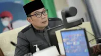 Gubernur Jabar Ridwan Kamil saat menghadiri Rakor Pembagian Obat dan Beras Gratis dari TNI yang Dipimpin Menko Bidang Kemaritiman dan Investasi Luhut Binsar Pandjaitan via konferensi video di Gedung Pakuan, Kota Bandung, Senin (19/7). (Foto: Pipin/Biro Adpim Jabar).