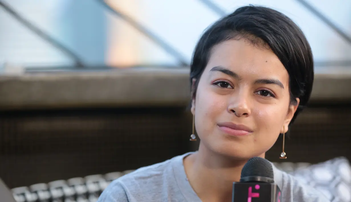 "Saya sangat beruntung dikelilingi banya perempuannya yang sangat powerfull dan aktif dalam dunia sosial. Betapa mereka Punya motivasi yang sangat kuat untuk dunia menjadi lebih baik," pungkasnya. (Adrian Putra/Bintang.com)