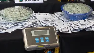 Ribuan pil xanak barang bukti yang diamankan dari Laboratorium narkoba di Kota Malang oada Rabu, 3 Juli 2024 (Liputan6.com/Zainul Arifin)