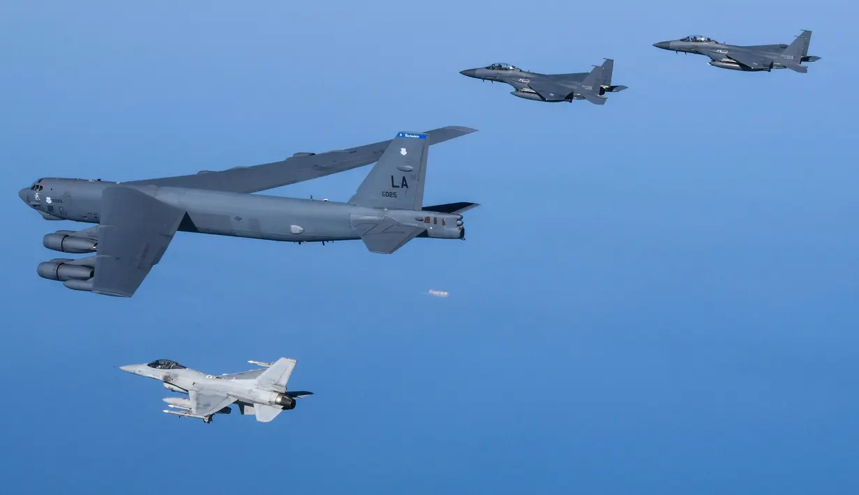 Pesawat Stratofortress B-52H Angkatan Udara Amerika Serikat (tengah) terbang dalam formasi dengan pesawat tempur KF-16 (bawah) dan F-15K Angkatan Udara Korea Selatan di atas laut barat Semenanjung Korea saat latihan udara bersama di Korea Selatan, Senin (6/3/2023). Latihan militer gabungan antara Amerika Serikat dan Korea Selatan telah menuai protes dari Korea Utara. (South Korea Defense Ministry via AP)