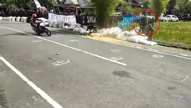 Seorang pembalap tersangkut di pagar saat terjadi kecelakaan di ajang balap  Kejuaraan Bams 5th Anniversary Championship II Road Race Bupati Cup 2018 di Sirkuit Sumpang Binangae, Kabupaten Barru, Makasar, Sulawesi, akhir pekan lalu. (Intsagram)