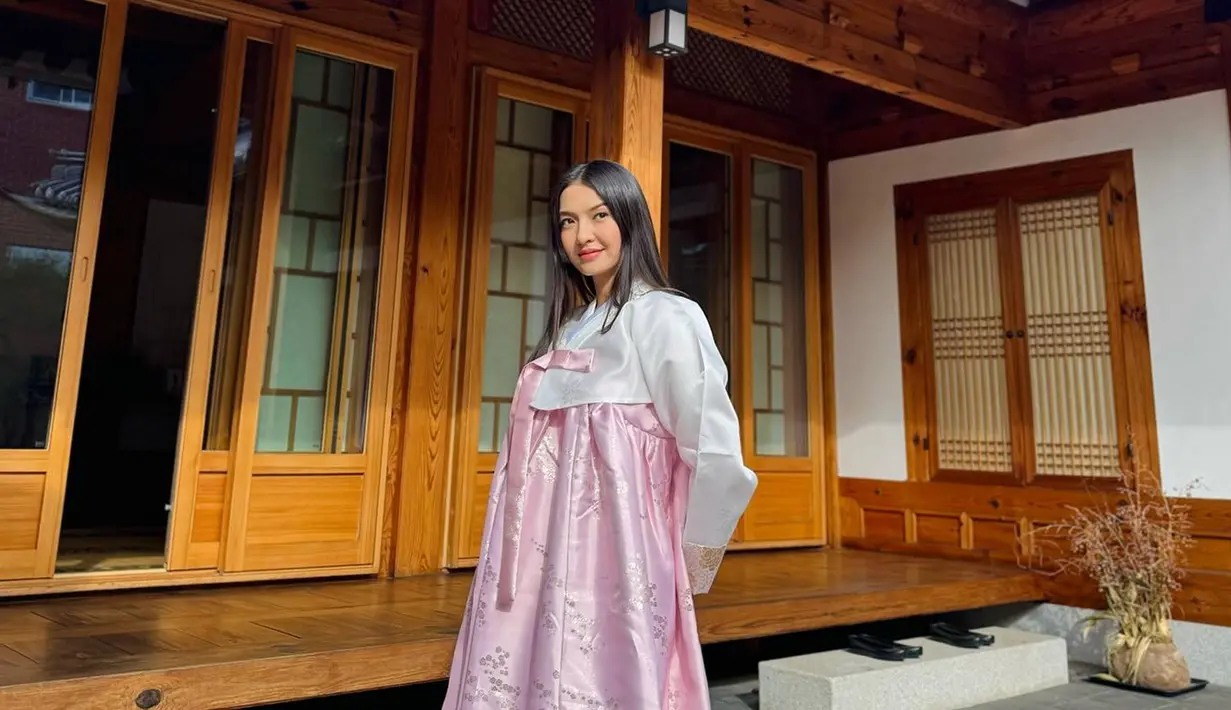 Sudah hampir kepala empat, Raline Shah menjadi salah satu selebriti Indonesia yang punya sosok awet muda. Penampilanya selalu terlihat muda dan kerap tampil stylish dalam berbagai kesempatan. Seperti dalam pemotretan baru-baru ini di Korea Selatan yang mengenakan hanbook, sosok Raline tampil anggun bak putri kerajaan zaman dulu. (Liputan6.com/IG/@ralineshah)