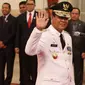 Wakil Gubernur Kepulauan Riau (Kepri) Isdianto melambaikan tangan usai dilantik Presiden Joko Widodo atau Jokowi di Istana Negara, Jakarta, Selasa (27/3). Isdianto dilantik sesuai Kepres RI Nomor 44 P 2018. (Liputan6.com/Angga Yuniar)