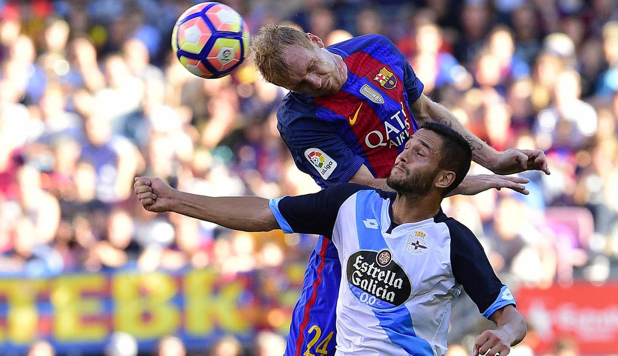 Bek Barcelona, Jeremy Mathieu, duel udara dengan penyerang Deportivo, Florin Andone, pada laga La Liga di Stadion Nou Camp, Barcelona, Sabtu (15/10/2016). Barcelona menang 4-0 atas Deportivo. (AFP/Lluis Gene)