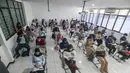 Setiap peserta wajib mengikuti Tes Potensi Skolastik (TPS), literasi (Indonesia & Inggris), dan penalaran matematika. Tampak dalam foto, peserta Ujian Tulis Berbasis Komputer (UTBK) Seleksi Nasional Berdasarkan Tes (SNBT) menanti waktu di ruang ujian komputer, Universitas Veteran Jakarta, Limo, Depok, Jawa Barat, Senin (21/4/2026). (merdeka.com/Arie Basuki)