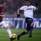 Gelandang AC Milan, Lucas Biglia berusaha membawa bola dari kawalan dua pemain Crotone saat bertanding pada lanjutan Liga Serie A Italia di San Siro, Milan (6/1). Milan menang tipis 1-0 atas Crotone. (AFP Photo/Marco Bertorello)