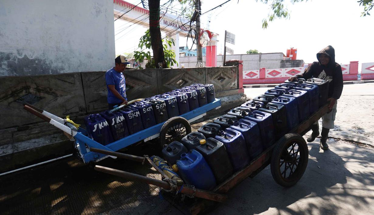 Pedagang bersiap mengisi jeriken dengan air bersih untuk segera didistribusikan kepada pelanggan di Kawasan Muara Angke, Jakarta, Kamis (28/5/2026). (Kapanlagi.com/Budy Santoso)