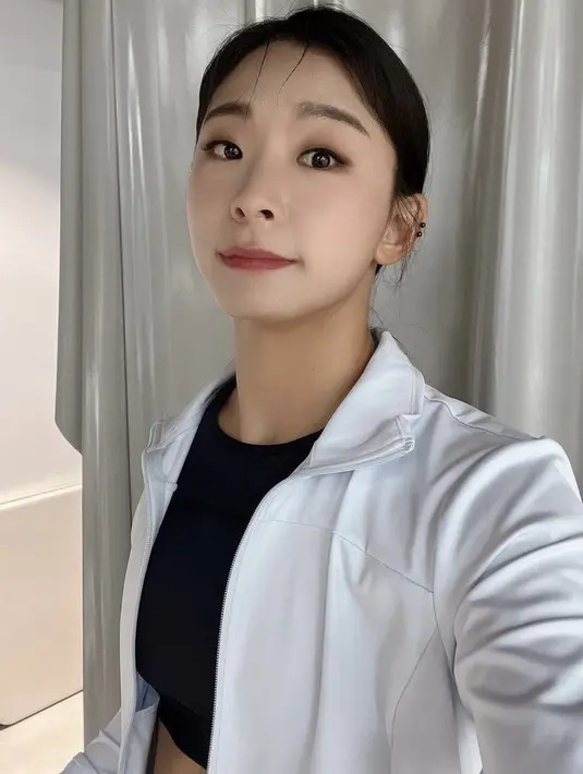 Dengan rambut diikat ke belakang, Jang Eun Sil tampil cukup dengan lipstik merah dan eyeshadow cokelat tipisnya.  (@sillllling)