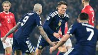 Gelandang Skotlandia #04 Scott McTominay (tengah) merayakan gol pembuka dalam pertandingan kualifikasi Piala Dunia 2026 zona Eropa antara Skotlandia dan Denmark di Hampden Park, Glasgow, Rabu (19-11-2025) dini hari WIB. (ANDY BUCHANAN/AFP)