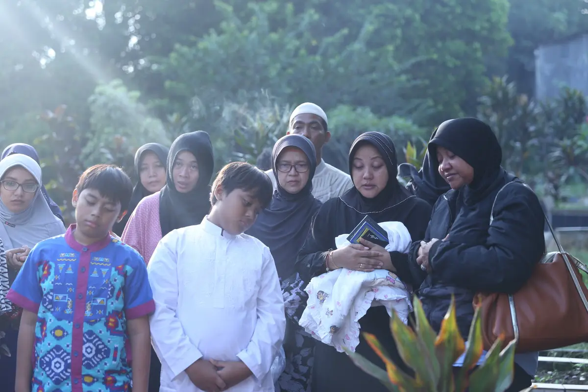 [Bintang] Pemakaman Anak Komeng