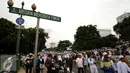 Ribuan massa ormas berjalan menuju Balai Kota Jakarta usai melakukan unjuk rasa di Bareskrim Polri, Gedung KKP Jakarta, Jumat (14/10). Dalam aksinya, massa meminta Basuki Tjahaja Purnama ditahan. (Liputan6.com/Helmi Fithriansyah)