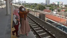 Penumpang berswafoto sambil menunggu kedatangan KRL Commuter Line di Stasiun Manggarai, Jakarta, Minggu (26/9/2021). Jalur layang (elevated track) KRL Bogor Line di Stasiun Manggarai yang terdiri dari empat peron bagi penumpang kereta relasi tujuan Jakarta-Bogor. (Liputan6.com/Herman Zakharia)