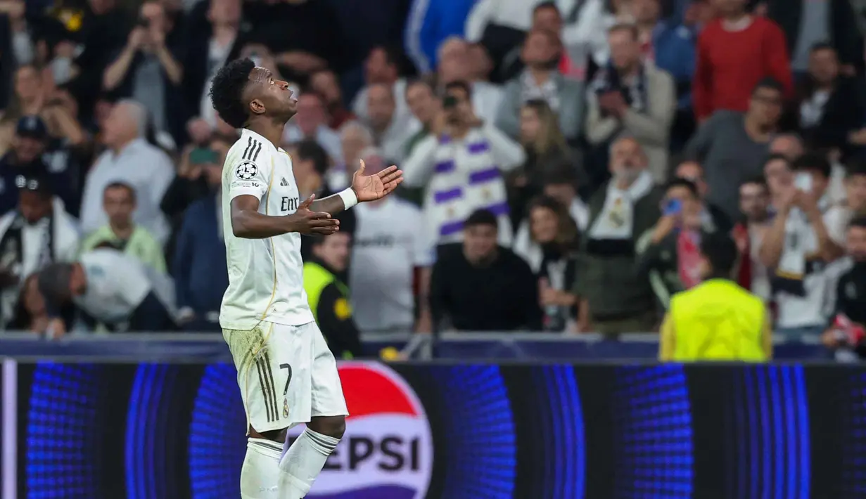 Hingga laga usai skor tidak berubah. Real Madrid lolos ke babak 16 besar Liga Champions 2025/2026 dengan agregat 3-1 atas Benfica. Tampak dalam foto, penyerang Real Madrid asal Brasil, Vinicius Junior, merayakan golnya selama pertandingan leg kedua babak playoff 16 besar Liga Champions 2025/2026 melawan SL Benfica di Stadion Santiago Bernabeu pada Rabu 25 Februari 2026 waktu setempat atau Kamis (26/2/2026) dini hari WIB. (Thomas COEX/AFP)