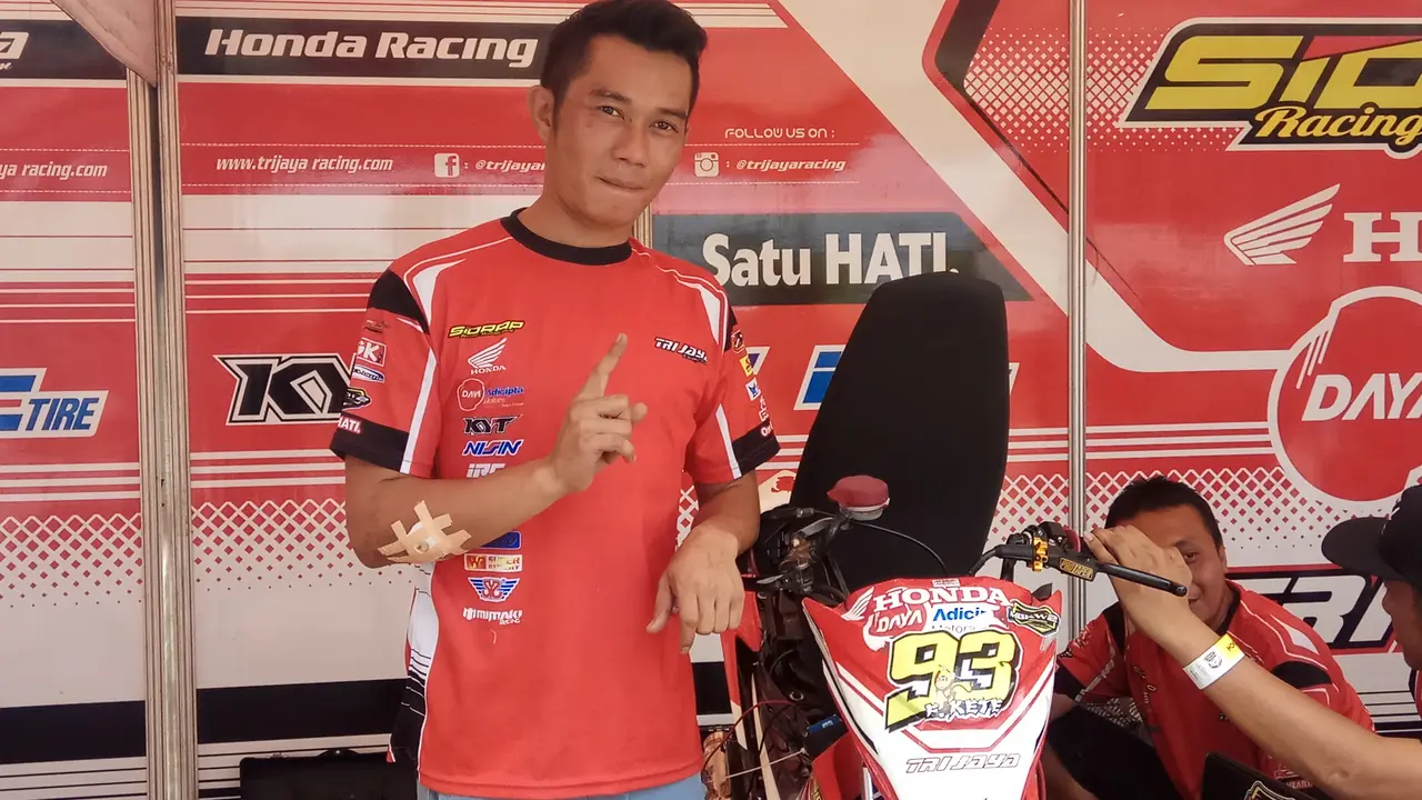 Pebalap  Sidrap Honda Daya KYT Nissin IRC Trijaya, Fitriansyah Kete, dalam QTT Honda Dream Cup 2017 Surabaya
