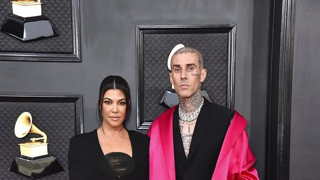 Kourtney Kardashian dan Travis Barker Blink-182  di Grammy Awards 2022. (Jordan Strauss/Invision/AP)