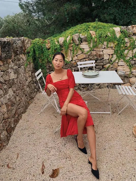 Jika ingin memakai dress merah klasik untuk Valentine, pilih aksesori simple dan sepatu dengan heels mini (Foto: Instagram @aimeesong)