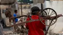 Warga membawa sisa barang yang mungkin masih bisa digunakan atau berharga di lokasi bekas kebakaran di permukiman padat penduduk di Jalan Kemayoran Gempol belakang Pasar Jiung, Kelurahan Kebon Kosong, Kecamatan Kemayoran, Jakarta Pusat, Selasa (2/6/2026). (Kapanlagi.com/Budy Santoso)