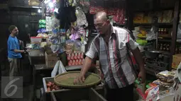 Pedagang menata barang dagangannya di Pasar Senen, Jakarta, Senin (28/12/2015). Menjelang akhir tahun harga sejumlah kebutuhan pokok di pasar tradisional rata-rata mengalami kenaikan hingga 20%. (Liputan6.com/Angga Yuniar)