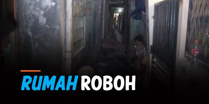 VIDEO: Rumah Roboh Timpa Motor dan Rumah Tetangga