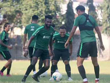 Pemain Timnas Indonesia, Yanto Basna, mengejar bola saat latihan di Lapangan Gelora Trisakti, Bali, Minggu (13/10). Latihan ini merupakan persiapan jelang laga Kualifikasi Piala Dunia 2022 melawan Vietnam. (Bola.com/Aditya Wany)