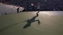 Bayangan petenis Afrika Selatan, Kevin Anderson, saat mengembalikan bola ke arah petenis Inggris Raya, Andy Murray dalam Turnamen Tenis AS Terbuka 2015 di USTA Billie Jean King National Tennis Center, New Yok, AS. (Reuters/Adrees Latif)