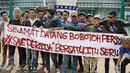 Sejumlah Bobotoh membentangkan spanduk berisi ajakan untuk bersatu, Jakarta, Minggu (18/10/2015). Kedatangan Bobotoh untuk mendukung Persib Bandung melawan Sriwijaya FC di Final Piala Presiden 2015 (Liputan6.com/Herman Zakharia)