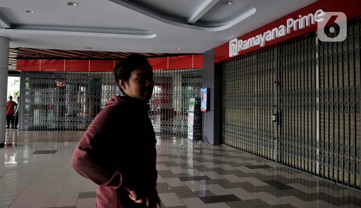 Warga melintasi gerai Ramayana yang tutup di City Plaza Depok, Rabu (8/4/2020). Ramayana Departement Store menutup operasionalnya di City Plaza Depok, dimana 87 karyawan terkena PHK lantaran wabah virus corona telah menyebabkan omzet penjualan menurun. (merdeka.com/Iqbal Nugroho)