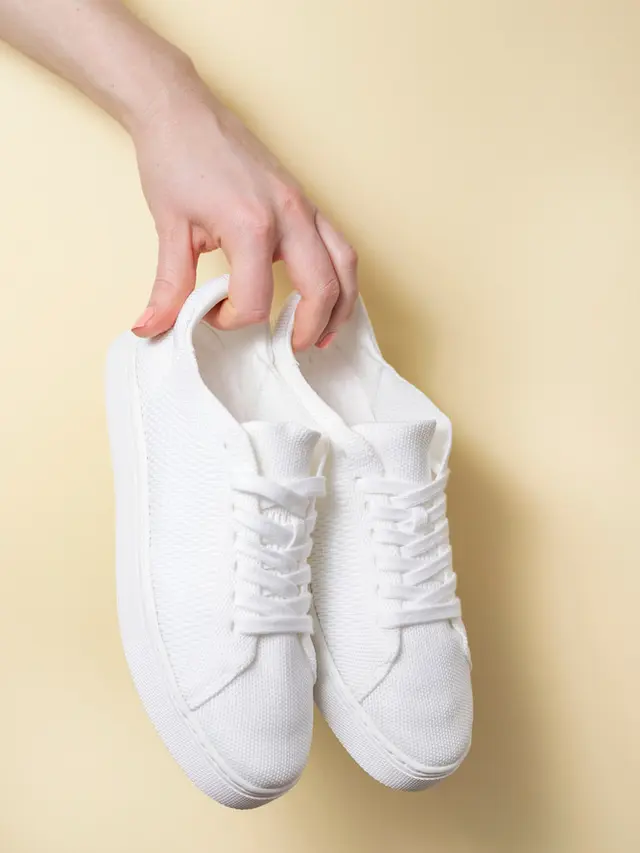 Mix and Match Sepatu Putih: 5 OOTD Pria yang Gak Pernah Gagal