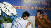 Menteri Hukum dan HAM, Yasonna H Laoly (kanan) melihat proses penulisan batik pada ajang Napi Craft 2015 di The East Kuningan, Jakarta, Senin (12/21/2015). Napi Craft 2015 mengambil tema Creativity From The Voiceless. (Liputan6.com/Helmi Fithriansyah)