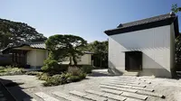 Sebuah gudang tua di Jepang selamat dari bencana gempa dan disulap jadi rumah yang apik (sumber. spoon-tamago.com)