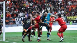 Laga berjalan dengan tensi tinggi sejak menit awal. Persija mengambil inisiatif permainan dan tampil dominan. Tampak dalam foto, pemain Persija dan Borneo FC bertarung berebut bola atas saat pertandingan pekan ke-24 BRI Super League 2025/2026 di Jakarta International Stadium, Selasa (3/3/2026) malam WIB. (Bola.com/M Iqbal Ichsan)
