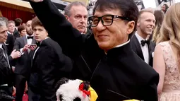 Jackie Chan mengajak kedua boneka pandanya menyapa para fans di Academy Awards ke-89 atau Oscar 2017 di Los Angeles, Minggu (26/2). Seperti Chan yang tampil rapi dengan tuxedo, boneka panda itu juga berdandan khusus. (Photo by Matt Sayles/Invision/AP)