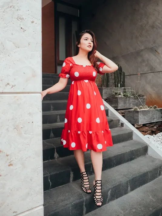 Polkadot dress warna merah yang nyaman bisa terlihat stylish jika dipadukan dengan gladiator heels seperti Chelsea Olivia ini [@chelseaoliviaa]