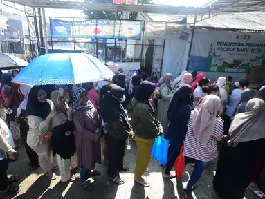 Warga penerima Kartu Jakarta Pintar (KJP) mengantre untuk membeli sembako bersubsidi di mini market Kawasan Duri Kosambi, Jakarta Barat, Selasa (8/7/2025). (merdeka.com/Arie Basuki)