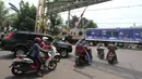 Sejumlah kendaraan berhenti di pintu perlintasan kereta api Bintaro Permai yang tidak berfungsi di Jakarta, Kamis (25/10). Kondisi tersebut sangat membahayakan pengendara yang melintas. (Liputan6.com/Angga Yuniar)