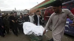 Petugas membawa jenazah korban gempa di Jalalabad, Afghanistan, Senin (26/10/2015). Sekitar 43 orang dipastikan tewas akibat lindu berkekuatan 7,5 skala Richter tersebut. (REUTERS/Fayaz Aziz )